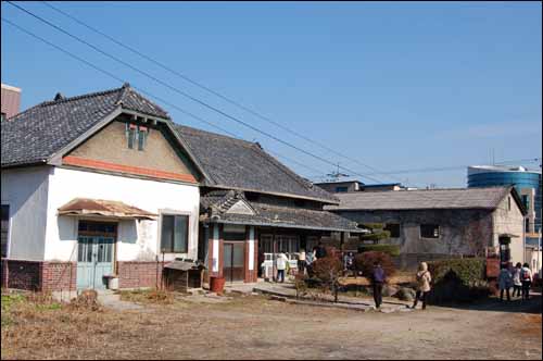 구로스미 이타로(黑住猪太郞)의 집. 일제 때 나주에서 제일 많은 농토를 보유했던 대지주의 집. 1935년경 지었는데 당시 일본에서도 보기 힘든 큰 규모의 집이었다. 